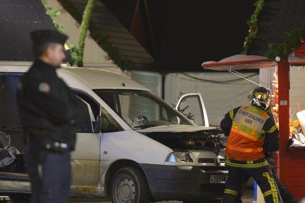 Il était 19H00 quand la camionnette a foncé dans la foule du marché de Noël de Nantes