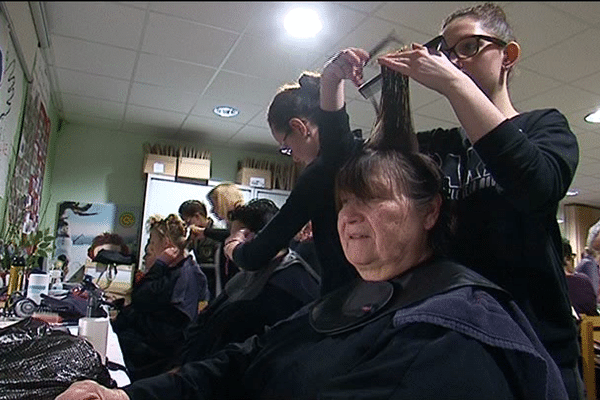 Des soins de beauté dispensés aux bénéficiaires du Secours Populaire au lycée Funay au Mans 