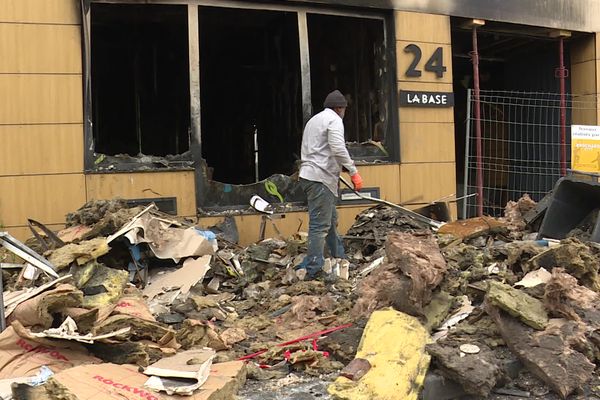 Le lendemain de l'incendie de "la base" boulevard de la Marne quartier gare à Rouen. Une quarantaine d'associations étaient réunies dans cet immeuble rénové.