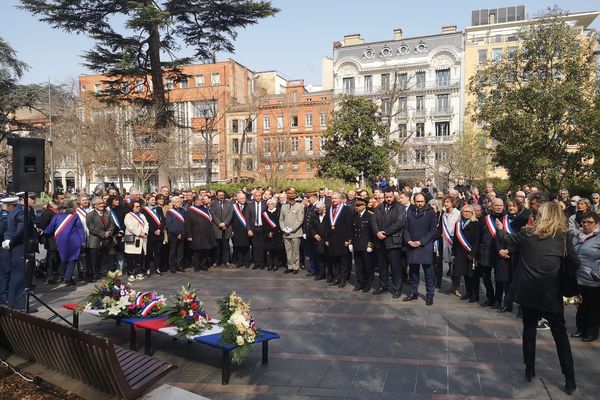 Élus et officiels se sont retrouvés à 12h devant le mémorial des victimes des attentats de Toulouse et Montauban.