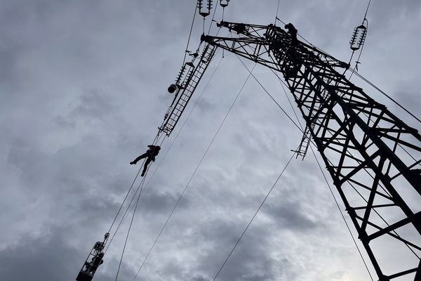 A Aydat, dans le Puy-de-Dôme, les pompiers sont perchés sur un pylône électrique à 24 mètres de hauteur.