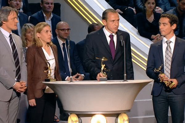 Remise des trophées UNFP. Canal + 11 mai 2014-. A droite de la photo, Frédéric Cano récompensé du trophée du meilleur arbitre assistant de France