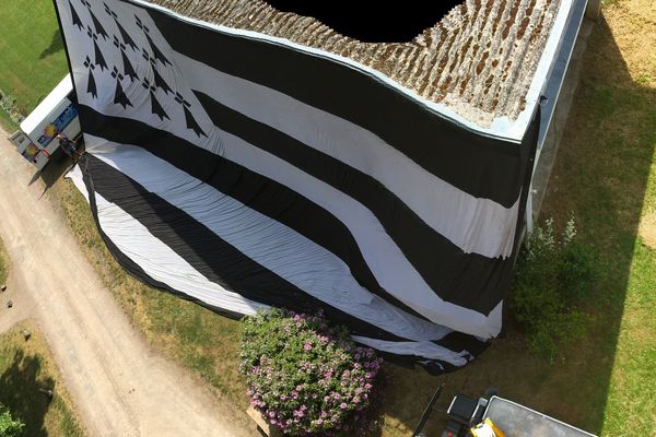 Le plus grand drapeau breton mesure 45,75 mètres de long sur 30,5 mètres de large.