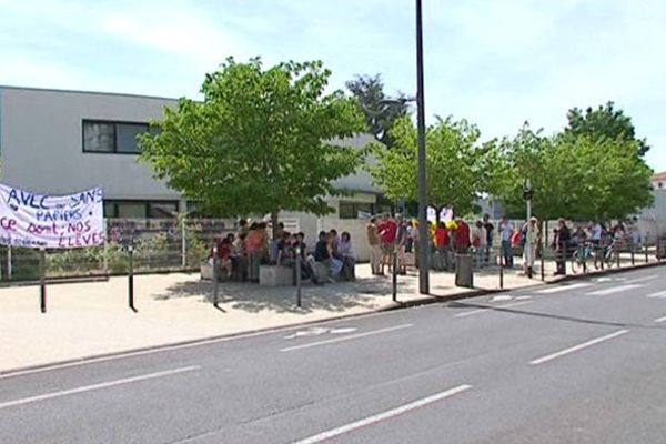 Quelques dizaines de manifestants se sont rassemblés ce mardi 12 mai à midi en soutien aux enfants de trois pères de familles albanais placés en centre de rétention. 