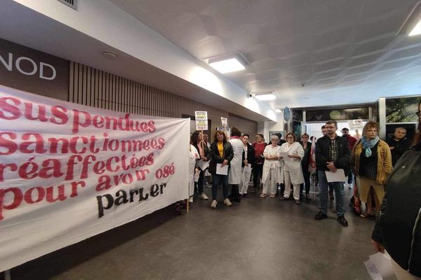 Une manifestation organisée par la CGT s'est tenue mercredi 25 septembre à l'hôpital Jacques Monod de Flers pour dénoncer le sort de 6 soignantes suspendues et/ou réaffectées après un différend avec leur hiérarchie.