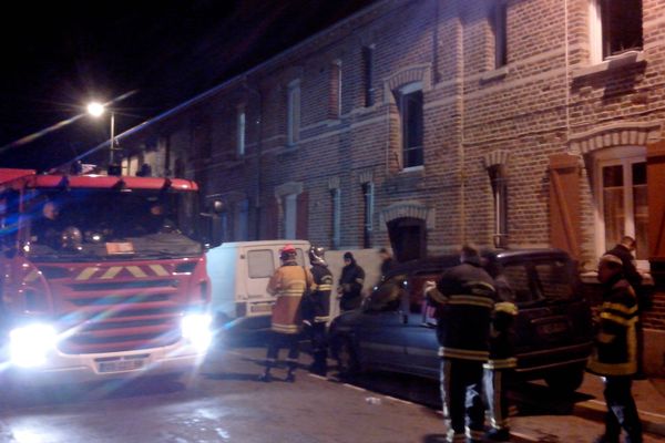 C'est rue Fénelon à Lille-Hellemmes que le feu a tué une grand-mère et ses deux-petits enfants de 2 et 5 ans. 