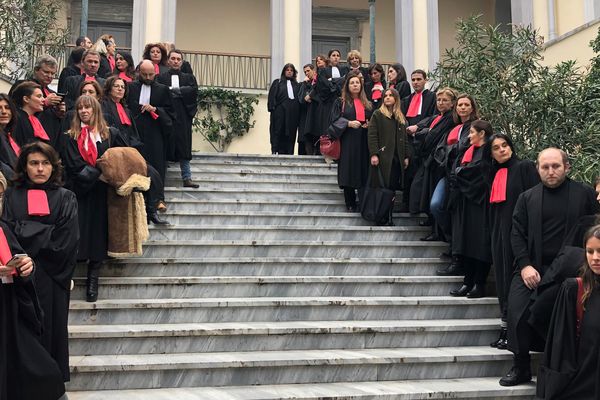 Vendredi 17 janvier, des avocats du barreau de Bastia, en grève, ont boycotté l’audience de rentrée solennelle du tribunal judiciaire. 