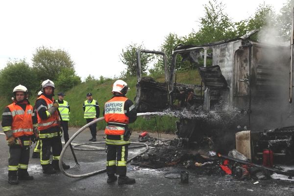 Des pompiers de plusieurs localités de Corrèze éteignant l'incendie d'un semi-remorque au bord de l'autoroute A 20 ( Saint-Pardoux l'Ortigier, 19) lundi 13 mai