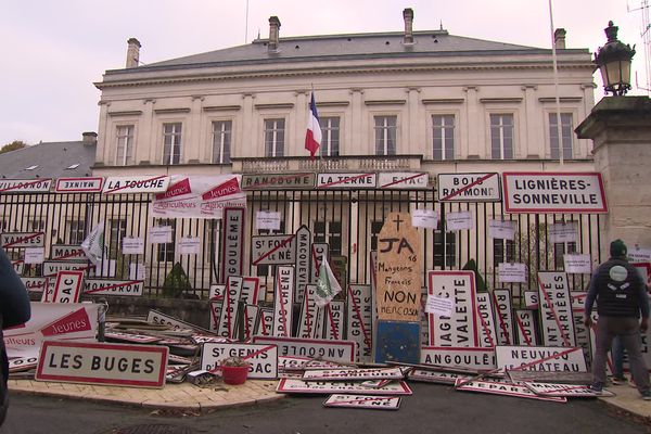 Dans l'après-midi du 18 novembre, la Fnsea et les Jeunes Agriculteurs de Charente se sont rassemblés devant la préfecture d'Angoulême avec 325 panneaux de communes du département pour manifester leur mécontentement avec les accords entre l'Union européenne et le Mercosur.