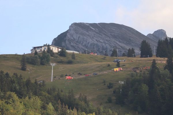 Un hélicoptère de la Sécurité civile s'est écrasé le 12 septembre 2021 à Villard-de-Lans (Isère), faisant un mort et quatre blessés.