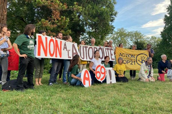 Des militants s'opposent à la création d'un nouveau tronçon d'autoroute, l'A69 entre Toulouse et Castres.