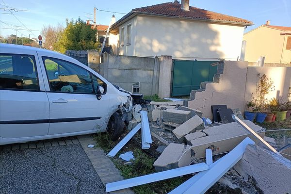 Une voiture s'est encastrée dans le mur de l'enceinte d'un habitant de Blagnac en Haute-Garonne, samedi 30 décembre 2023 en plein après-midi.