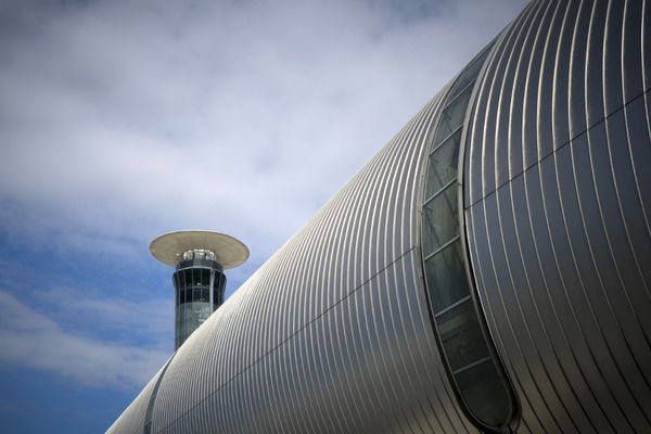 Un car a brûlé devant le terminal 2E de l'aéroport Roissy - Charles de Gaulle.