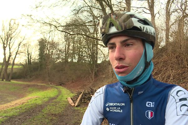 Sacré champion de France de cyclo-cross juniors en 2023, Léo Bisiaux lorgne sur les Mondiaux de Liévin.