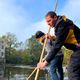 Alice, de la Maison du Peuple, et Thibault, d'Énergie de Nantes, participent régulièrement à l'entretien du moulin d'Angreviers pour produire de l'énergie renouvelable.