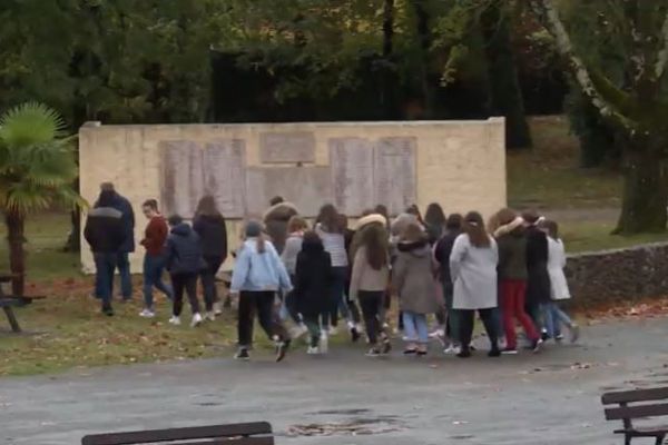 Une grande plaque commémorative a été installée dans le parc du lycée en mémoire des dizaines d'anciens élèves mort pour la liberté des générations futures