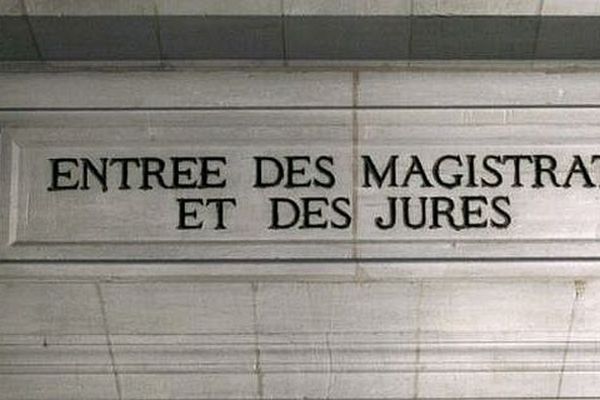 L'entrée des magistrats et des jurés à la cour d'assises de Paris