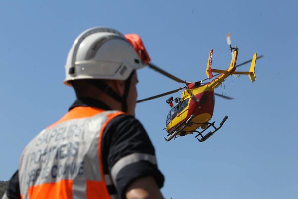 Un hélicoptère de la Sécurité civile a également été engagé, relayé au sol par d'autres équipes qui poursuivent les opérations de recherches.