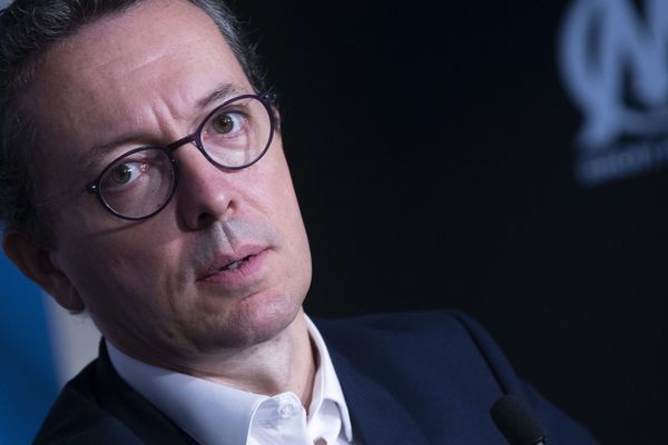 Jacques-Henri Eyraud, le président de l'OM, s'est fait copieusement insulté après avoir partagé une photo de lui et une adolescente qui portait le maillot du PSG. 