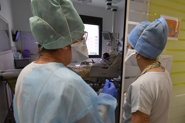 Un patient positif à la Covid-19 est admis en réanimation à l'hôpital de Purpan en février 2021.