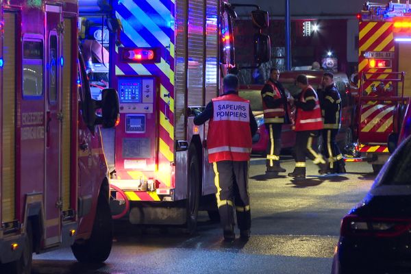 Les sapeurs pompiers sont intervenus à Lillebonne pour un incendie dans un garage attenant à une maison. Image d'illustration.