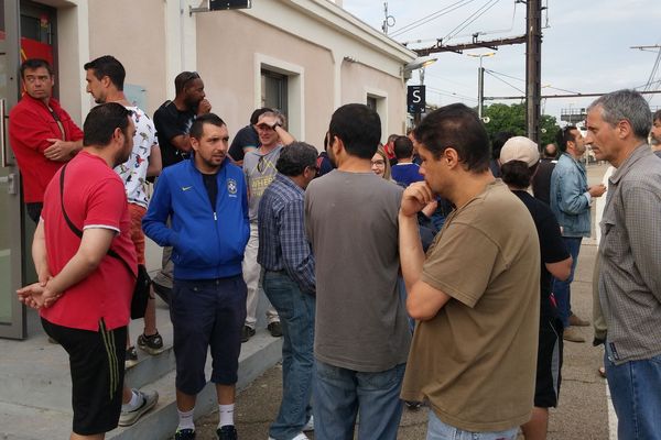 Une cinquantaine de grévistes ont bloqué la circulation des trains entre 6h30 et 8h30 en gare de Nîmes - 7 juin 2016