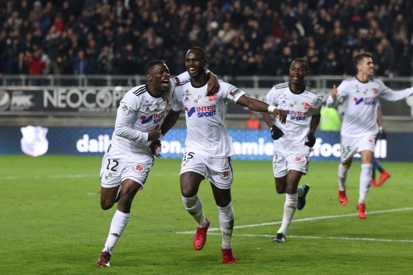 La joie de Dibassy et Konaté (en partant de la gauche) après le but de ce dernier, scellant la victoire de l'Amiens SC face  au LOSC (3-0) le 20 novembre 2017.