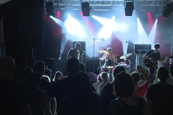 Les Cheminées du rock battent leur plein à Saillat-sur-Vienne, le 9 août 2024, en Haute-Vienne.