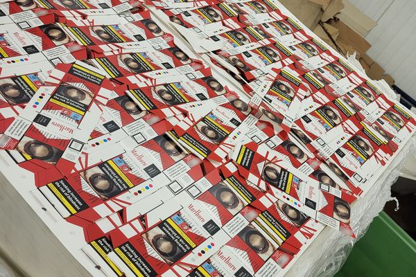 Une palette de planche d'emballage de paquets de cigarettes reprenant la marque Marlboro Rouge ont été saisis le 8 janvier 2024 dans l'Ain.