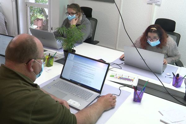 A l'ESAT l'Envol de Castelnau-le-Lez, une dizaine de déficients mentaux travaillent à clarifier les textes compliqués.