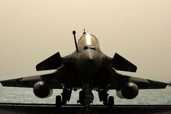 Le porte-avions français Charles de Gaulle entre en guerre contre l'EI en Irak.