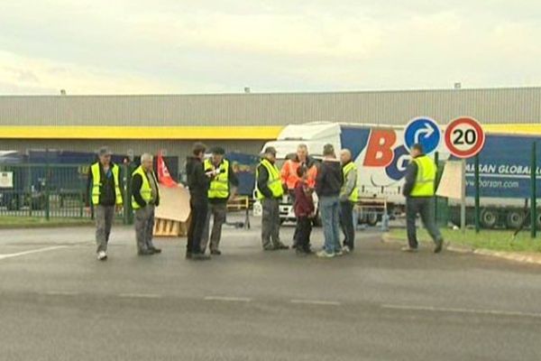 Vendredi matin, une douzaine de salariés a filtré l'accès à la plateforme logistique du transporteur GEFCO à Pont-du-Château. Ils protestent contre l'annonce de la suppression de 480 emplois en France.