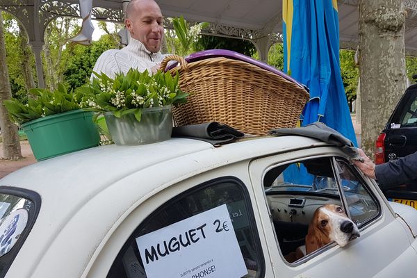 Les vendeurs de muguet ont pris place, ce 1er mai, dans les rues de Vichy (Allier). 