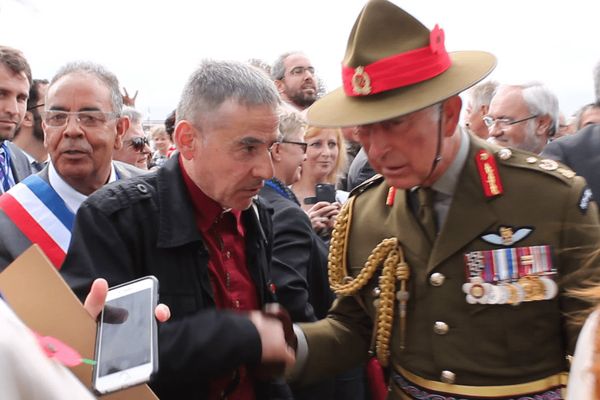 Joseph Courtecuisse avec le prince Charles lors du centenaire de la bataille d'Amiens en 2018