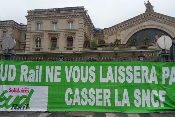 A l'appel du syndicat Sud Rail, une manifestation de cheminots a débuté Gare de l'Est à Paris.