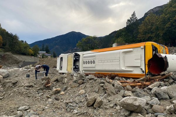 Un bus Kéolis dans le lit de la Vésubie après la tempête Aline.