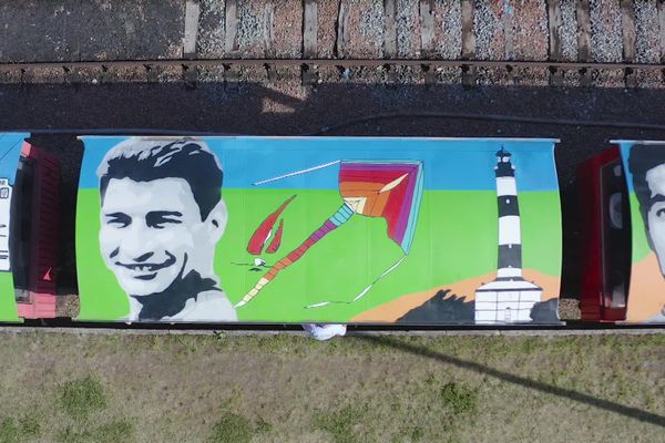 Les toits de deux rames du Train des Mouettes en Charente-Maritime ont été décorées aux couleurs du Tour de France par deux artistes plasticiens.