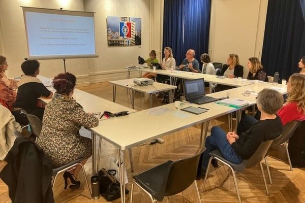 Une quinzaine de personnes sont formées aux derniers secours : elles apprennent à accompagner des proches vers la fin de vie.