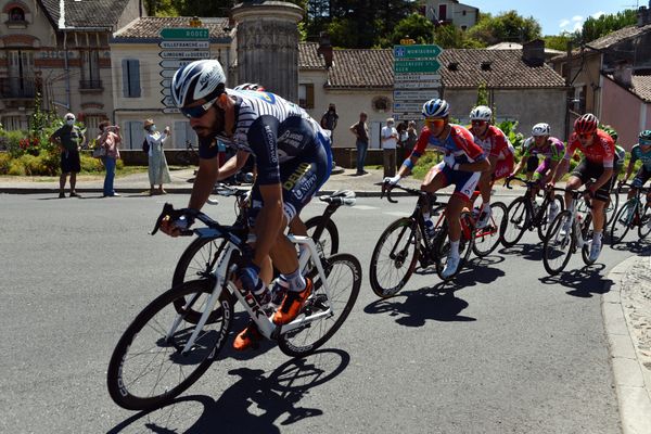 Le peloton rentre dans la ville de Cahors, le 4 août 2020, lors du Tour d'Occitanie.