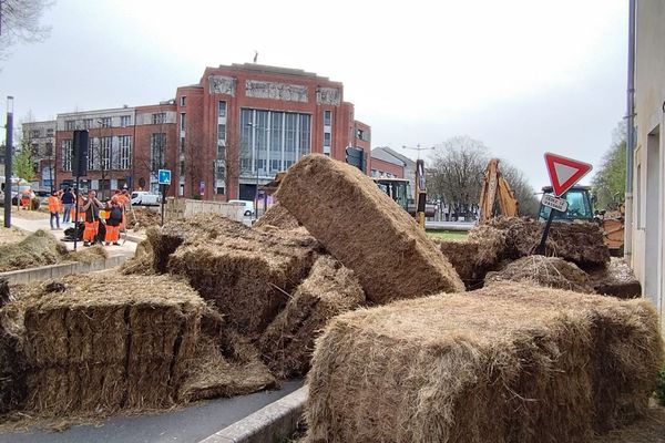 Vendredi 5 avril, la FDSEA 18 et la CR 18 ont manifesté à Bourges. lls ont déversé plusieurs kilos de foin et de fumier.