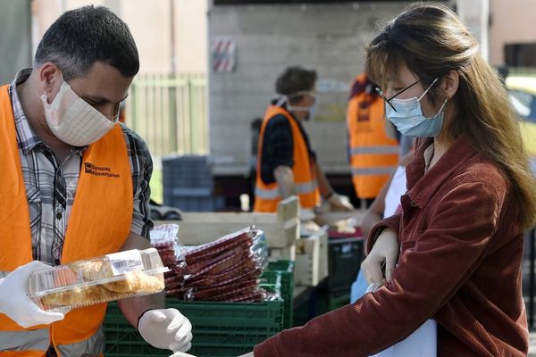 Les bénévoles de la Banque alimentaire de Toulouse distribuent des denrées aux étudiants précaires.