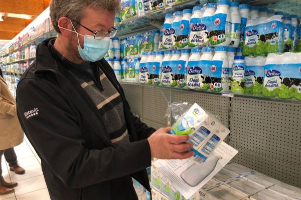 Dans cette grande surface de Clermont-Ferrand, les producteurs de lait observent les prix pratiqués sur les packs de lait premier prix.