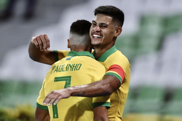 Paulinho célèbre un but avec Bruno Guimaraes en sélection brésilienne dimanche 19 janvier 200 dans un match du groupe B du tournoi pré-olympique sud-américain U23 entre le Brésil et le Pérou, au stade Centenario à Armenia (Colombie)