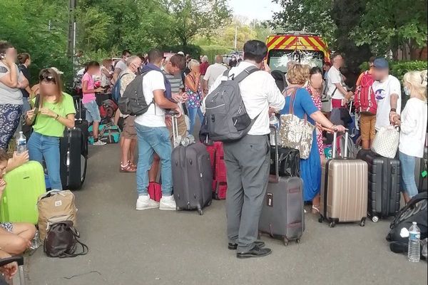 Après avoir été évacués d'un train, 300 voyageurs de la SNCF attendent toujours ce soir de pouvoir repartir pour Bordeaux.