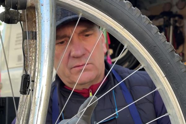 Yves Vogt travaille désormais au grand air et goûte au plaisir du contact humain. Il est réparateur de vélos sur les marchés dans le nord du Lot.