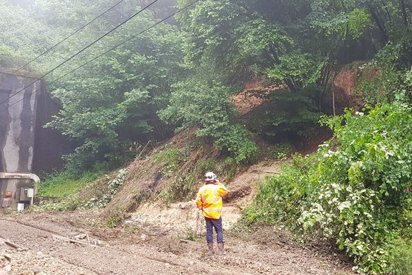 photo SNCF sur la coulée de boue, entre Mézidon et Lisieux