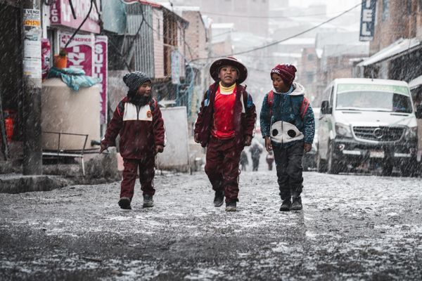 Les enfants développent des carences en fer et de l'anémie. A 5 300 mètres, il n'y a ni élevage ni culture possible. La nourriture est transportée par camion de l'altiplano (4 000 mètres) vers leur ville. Ils dépendent entièrement de ces approvisionnements.