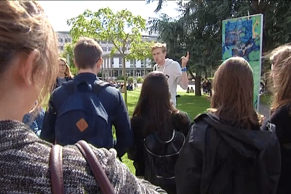 Visite du campus avec un des tuteurs encadrants les nouveaux étudiants de la fac de médecine, à Rennes