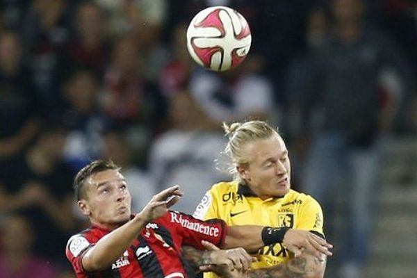 Première défaite en Ligue 1 pour Simon Kjaer (à droite) et ses coéquipiers lillois, face à Eric Bautheac (à gauche) et l'OGC Nice.