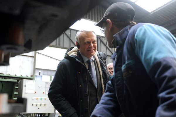 Le Premier ministre Jean-Marc Ayrault lors de sa visite des  Forges de Niaux le 29 avril 2013 en Ariège